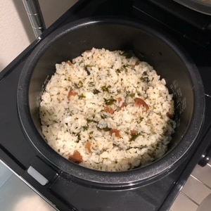 簡単☆ワカメと梅の炊き込みごはん☆炊飯器におまかせ